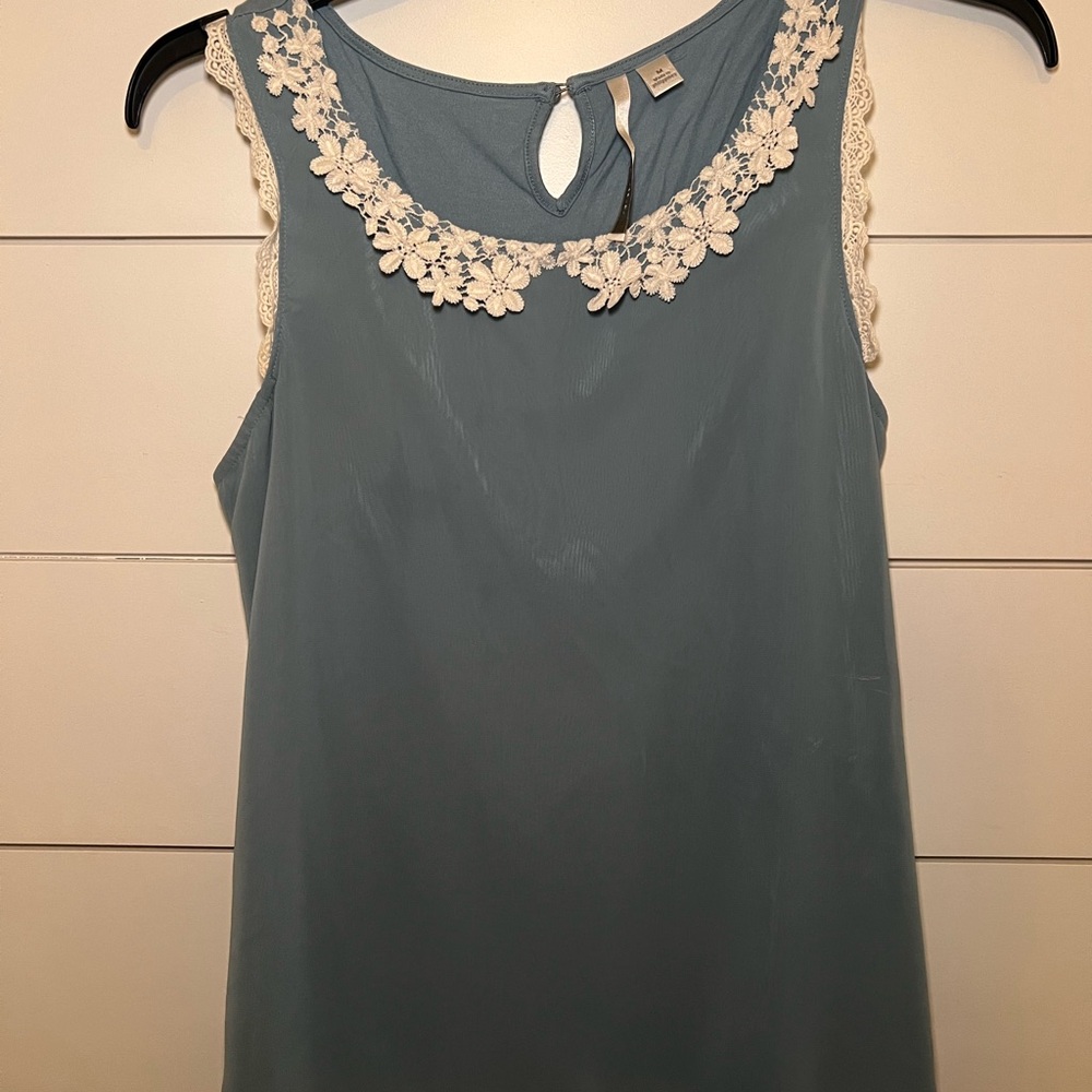 Lauren Conrad medium Floral Lace Trim Sleeveless Top - Blue